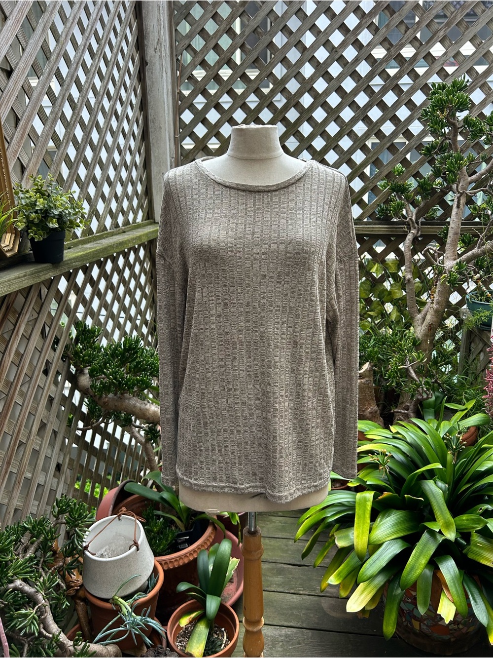 Women’s Long Sleeve Knit Tee in Taupe